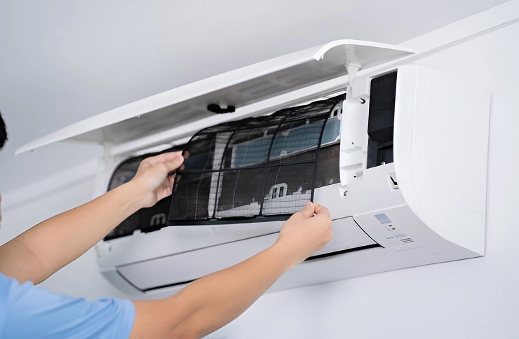 Home 9 Professional technician providing air conditioning services